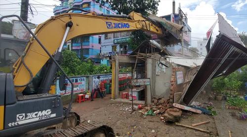 ফেনীতে আ.লীগের কার্যালয় উচ্ছেদ করল প্রশাসন