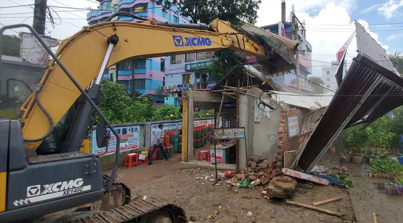 ফেনীতে আ.লীগের কার্যালয় উচ্ছেদ করল প্রশাসন