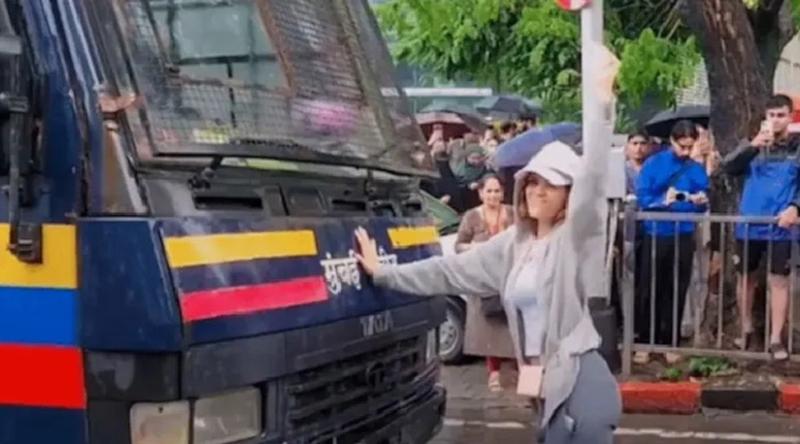 পুলিশ ভ্যানের সামনে দাঁড়িয়ে পথ আটকে দিলেন রিয়া যাদব