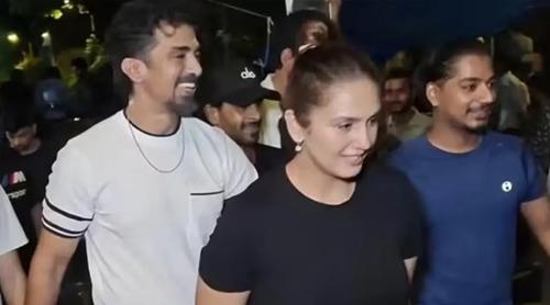 গভীর রাতে নিট আন্দোলনে রাজপথে হুমা কুরেশি, পাশে সাকিব সালিম