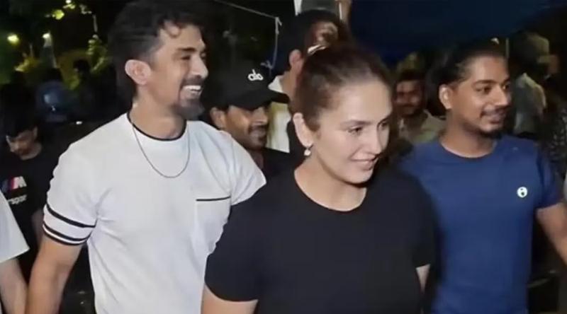 গভীর রাতে নিট আন্দোলনে রাজপথে হুমা কুরেশি, পাশে সাকিব সালিম