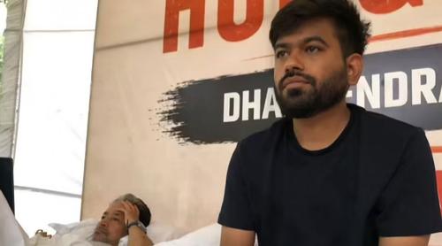 অসুস্থ হয়ে আন্দোলন থেকে সাময়িক বিরতি নিলেন ককরোচ পার্টির প্রতিষ্ঠাতা অভিজিৎ দীপকে