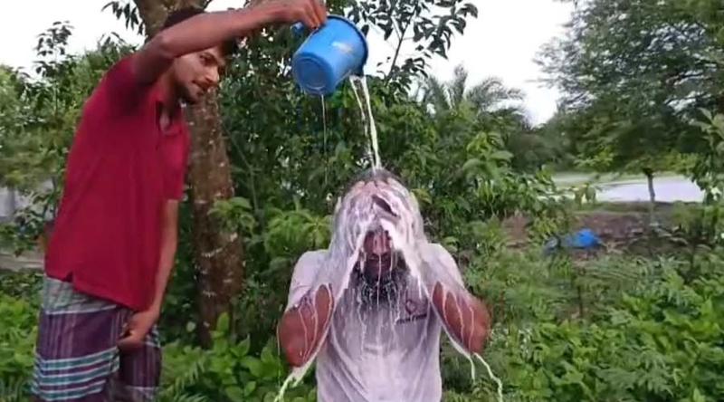 সাতক্ষীরায় দুধ দিয়ে গোসল করে দলত্যাগ জামায়াত নেতার