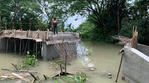 ঢালাই দেওয়ার পরপরই ধসে পড়ল নির্মাণাধীন ব্রিজের পাটাতন