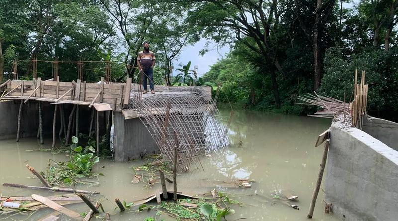 ঢালাই দেওয়ার পরপরই ধসে পড়ল নির্মাণাধীন ব্রিজের পাটাতন