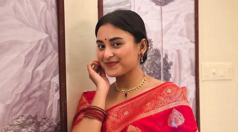 লাল শাড়িতে মোহময়ী অভিনেত্রী তটিনী, মুগ্ধ ভক্তরা