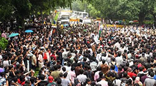 ভারতজুড়ে ককরোচের নতুন কর্মসূচি, সন্ধ্যায় মোমবাতি মিছিল