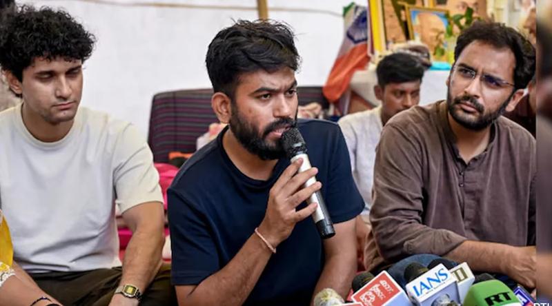 ছাত্রশক্তি দীর্ঘজীবী হোক, শিক্ষামন্ত্রীর পদত্যাগের প্রতিক্রিয়ায় ককরোচ পার্টি