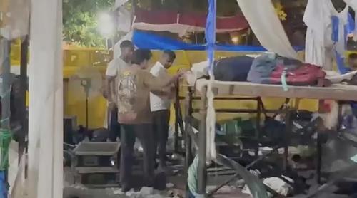 সব আন্দোলনকারী চলে যাওয়ার পর ভেঙে ফেলা হচ্ছে দিল্লির বিক্ষোভস্থলের মঞ্চ