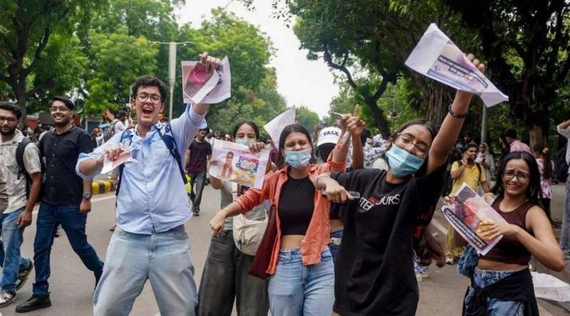 শিক্ষার্থীদের আন্দোলনের মুখে নতি স্বীকার মোদি সরকারের