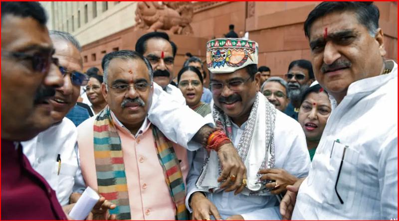 ধর্মেন্দ্র প্রধানকে ঘিরে ভারতের সংসদে বিজেপি-কংগ্রেসের উত্তেজনা