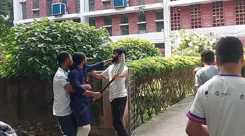 আম্মার ও শিবির নেতাদের মারধরে আহত ২ শিক্ষার্থী গ্রেপ্তার