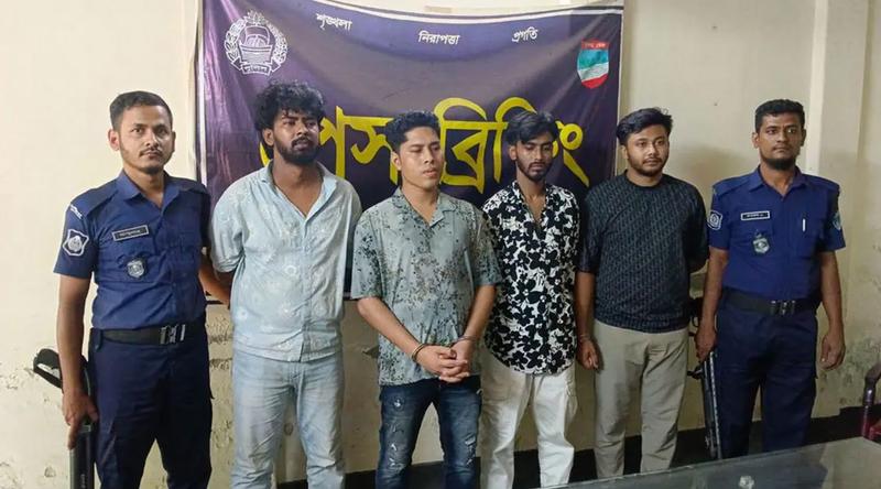 যশোর থেকে গ্রেপ্তার শীর্ষ সন্ত্রাসী ডেভিড ইমনকে নেওয়া হচ্ছে চট্টগ্রামে