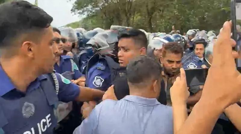 শ্রীমঙ্গলে পুলিশের সঙ্গে হাসনাত-নাসীরুদ্দীনের ধাক্কাধাক্কি