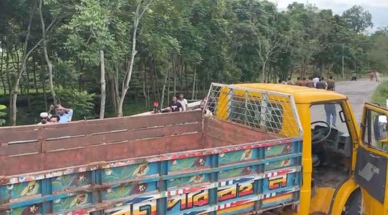 এনসিপির গাড়িবহর ট্রাক দিয়ে আটকে দিয়েছে পুলিশ