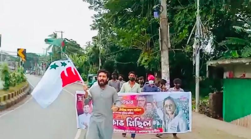 চট্টগ্রামে মুখোশ পরে মহাসড়কে নিষিদ্ধ ছাত্রলীগের মিছিল