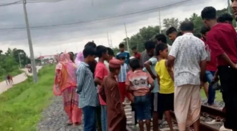 টিকটক ভিডিও তৈরি করতে গিয়ে ট্রেনে কাটা পড়ে দুই পা ও হাত বিচ্ছিন্ন হল যুবকের
