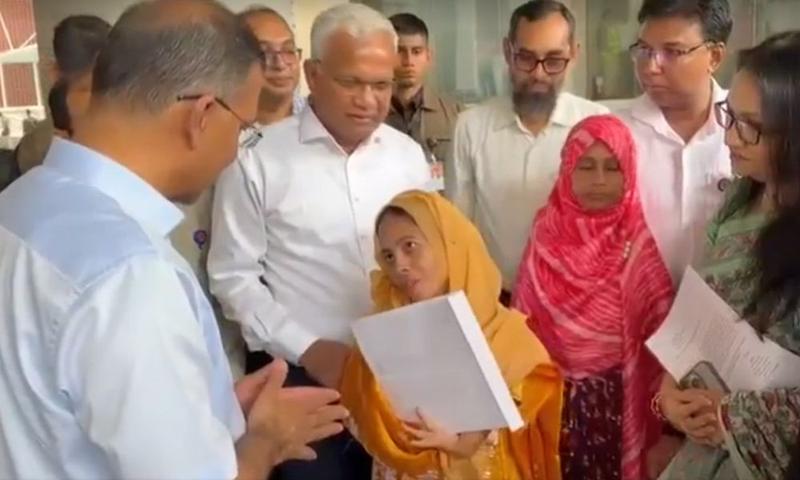 বিশেষ চাহিদাসম্পন্ন ৩ ব্যক্তির হাতে নিয়োগপত্র তুলে দিলেন প্রধানমন্ত্রী
