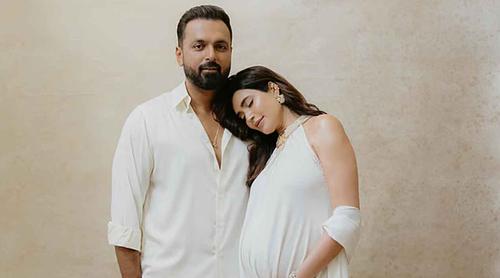 ৪২ বছর বয়সে মা হলেন অভিনেত্রী কারিশমা