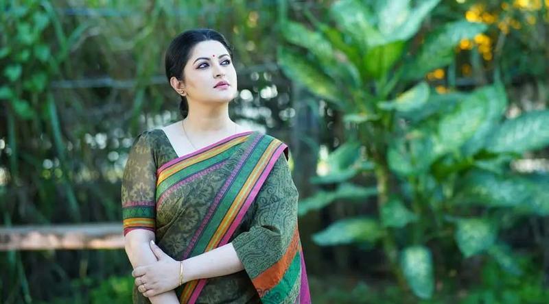 মঞ্চে কাকে দেখে কাঁদলেন পরীমনি?