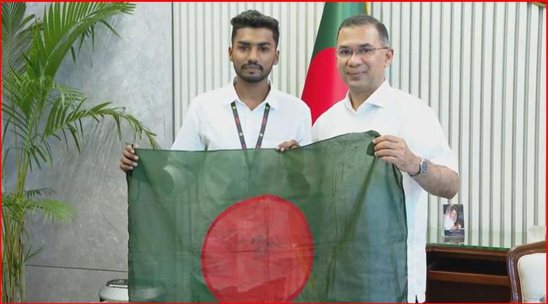 প্রধানমন্ত্রীর হাতে রক্তমাখা জাতীয় পতাকা তুলে দিলেন জুলাইযোদ্ধা শেখ আজিজুর