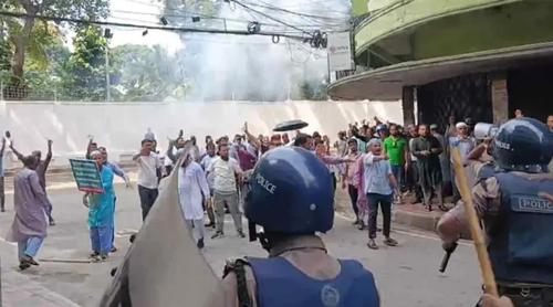 ইসলামী ব্যাংকের সামনে বিক্ষোভে পুলিশের লাঠিচার্জ, জলকামান-টিয়ারগ্যাস