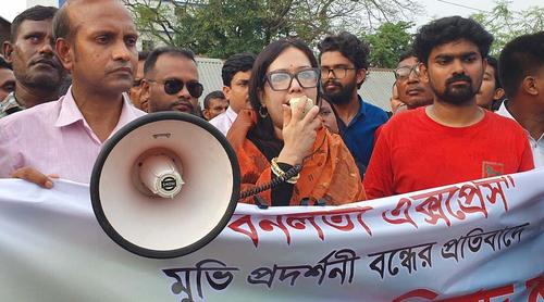 ‘বনলতা এক্সপ্রেস’র প্রদর্শনী বন্ধের প্রতিবাদে মানববন্ধনে রুমিন ফারহানা