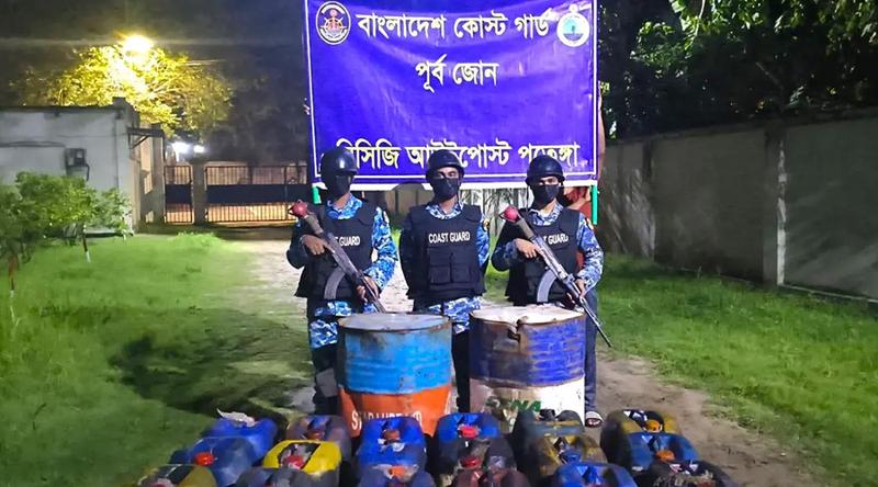 চট্টগ্রামে ১৪০০ লিটার জ্বালানি তেল জব্দ করল বাংলাদেশ কোস্ট গার্ড