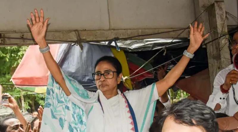 বিজেপির বিরুদ্ধে অবস্থান কর্মসূচিতে মমতা