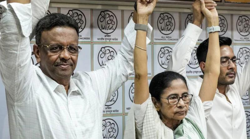 কলকাতার মেয়র পদ থেকে সরে দাঁড়ালেন মমতার ঘনিষ্ঠ সহযোগী
