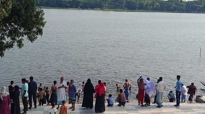 ৬০০ বছরে প্রথমবারের মতো কুমিরশূন্য খানজাহান আলীর মাজারের দিঘি