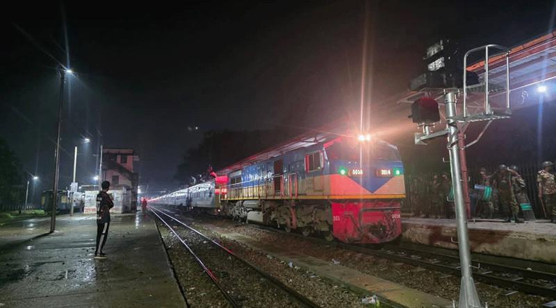 ৬ ঘণ্টা পর ঢাকার সঙ্গে চট্টগ্রাম-সিলেটের ট্রেন চলাচল স্বাভাবিক