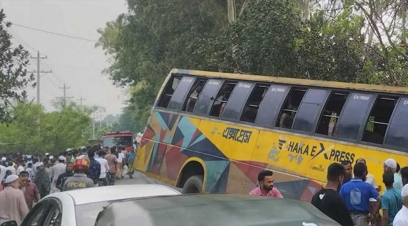 সিরাজগঞ্জে বাসচাপায় স্বামী-স্ত্রীসহ নিহত ৩