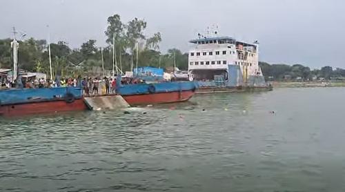দৌলতদিয়া ফেরীঘাটে বাস উল্টে নদীতে, হতাহতের আশঙ্কা