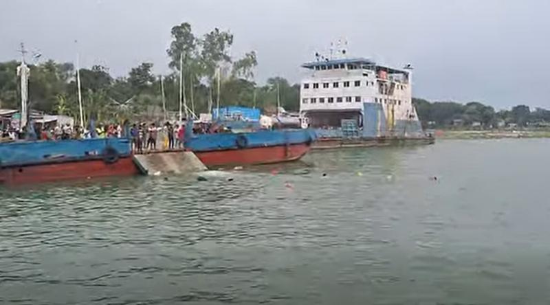 দৌলতদিয়া ফেরীঘাটে বাস উল্টে নদীতে, হতাহতের আশঙ্কা