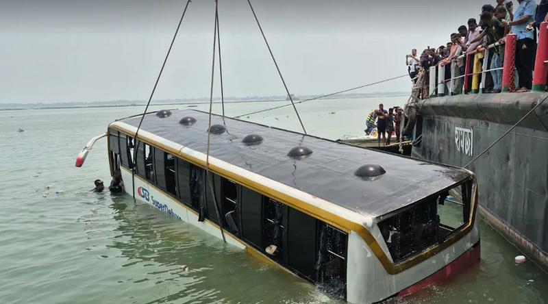 পদ্মায় ডুবে যাওয়া বাস উদ্ধার, কোনো হতাহতের ঘটনা ঘটেনি