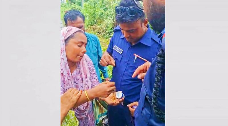দাউদকান্দিতে যাত্রীর স্বর্ণ ফিরিয়ে দিলেন পুলিশ