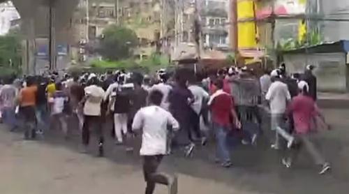 এবার মাথায় কাফনের কাপড় বেঁধে চট্টগ্রামে নিষিদ্ধ যুবলীগের মিছিল