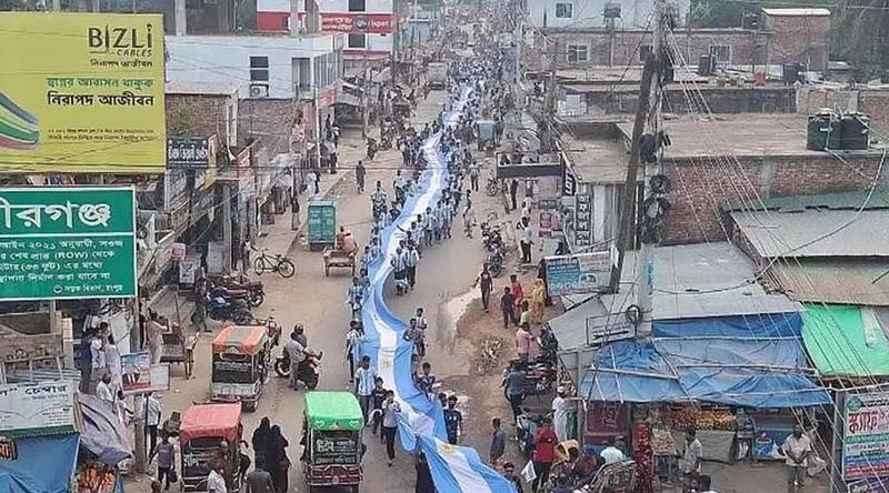 ‘৩০০ হাত’ দীর্ঘ পতাকা নিয়ে আনন্দ শোভাযাত্রা আর্জেন্টিনার সমর্থকদের
