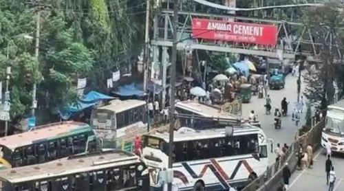 রাজধানীর মহাখালীতে বাস উল্টে হেলপার নিহত, আহত ২ যাত্রী