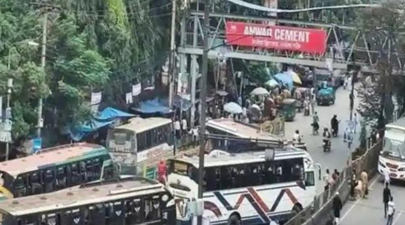 রাজধানীর মহাখালীতে বাস উল্টে হেলপার নিহত, আহত ২ যাত্রী