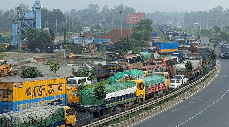 ঢাকা-টাঙ্গাইল মহাসড়কে ১৮ কিলোমিটার যানজট
