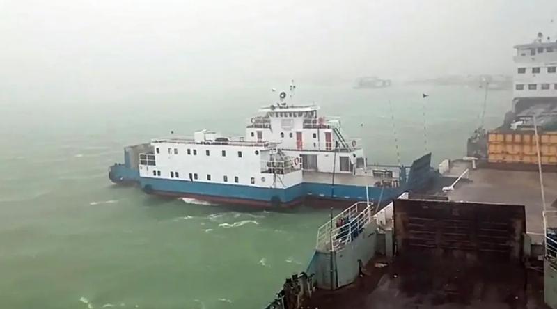 দৌলতদিয়া-পাটুরিয়া নৌরুটে ফেরি চলাচল সাময়িক বন্ধ