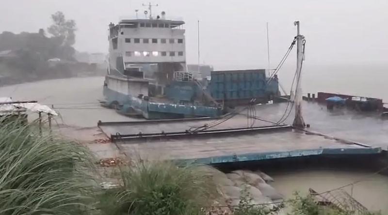 আধা ঘণ্টা পর পাটুরিয়া-দৌলতদিয়া নৌরুটে ফেরি চলাচল শুরু