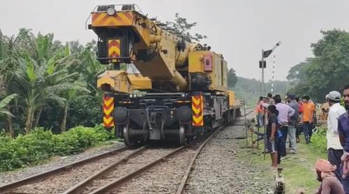 মালবাহী ট্রেন লাইনচ্যুত, খুলনার সঙ্গে উত্তরবঙ্গের রেল যোগাযোগ বন্ধ