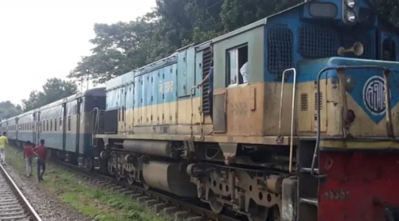 চট্টগ্রামে ট্রেনের সঙ্গে ট্রাকের সংঘর্ষ, সারা দেশের সঙ্গে রেল যোগাযোগ বন্ধ