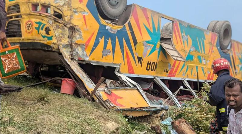 ব্রাহ্মণবাড়িয়ায় নিয়ন্ত্রণ হারিয়ে খাদে বাস, নিহত ৪