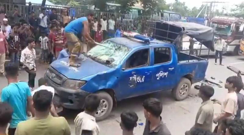 মহাসড়কে জয় বাংলা স্লোগান দিয়ে পুলিশের গাড়ি ভাঙচুর