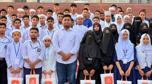 ১৫৩ শিক্ষার্থীকে সংসদ ভবন ঘুরে দেখালেন হাসনাত
