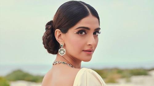 বলিউডের ফ্যাশন আইকন সোনম কাপুরের জন্মদিন আজ